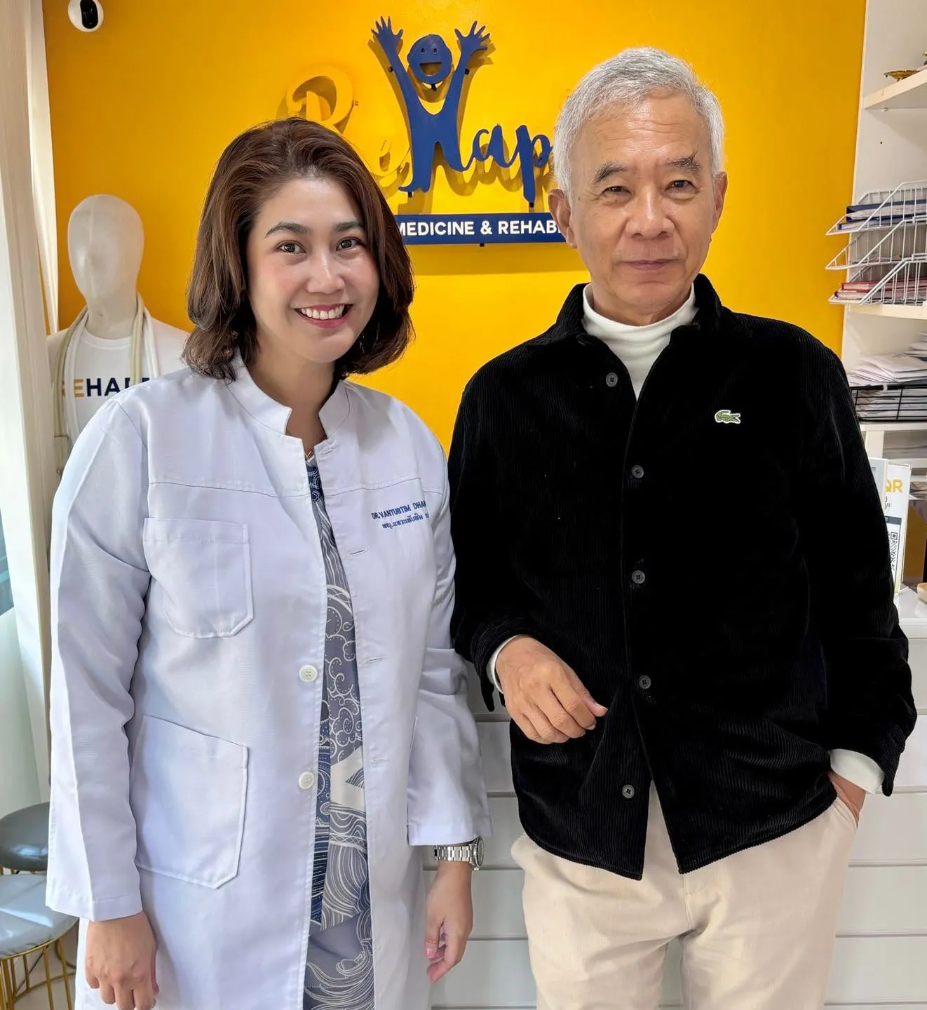 ผู้รับบริการกับทีมงาน ReHappy Clinic (รูปที่ 1)