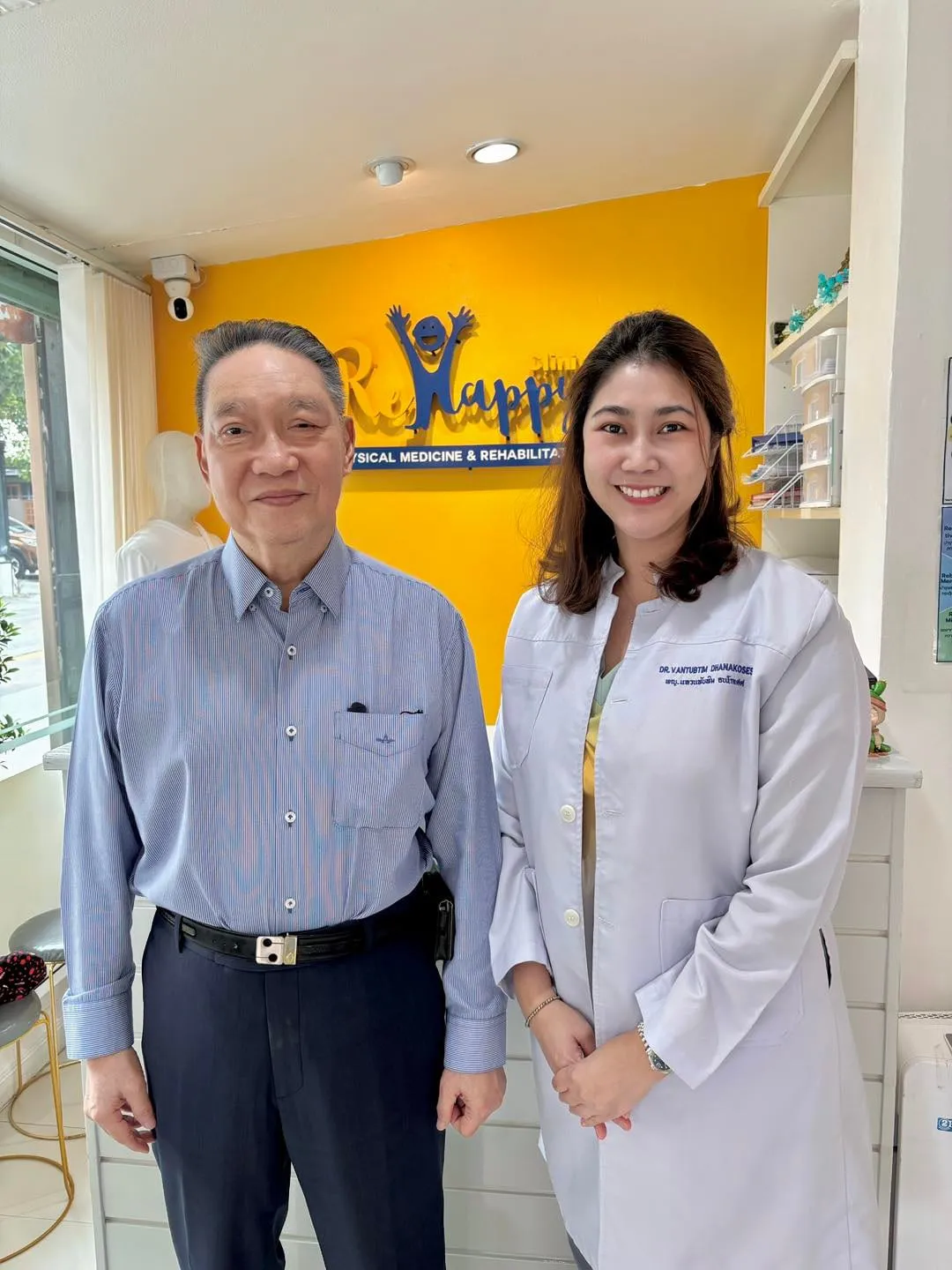 ผู้รับบริการกับทีมงาน ReHappy Clinic (รูปที่ 2)