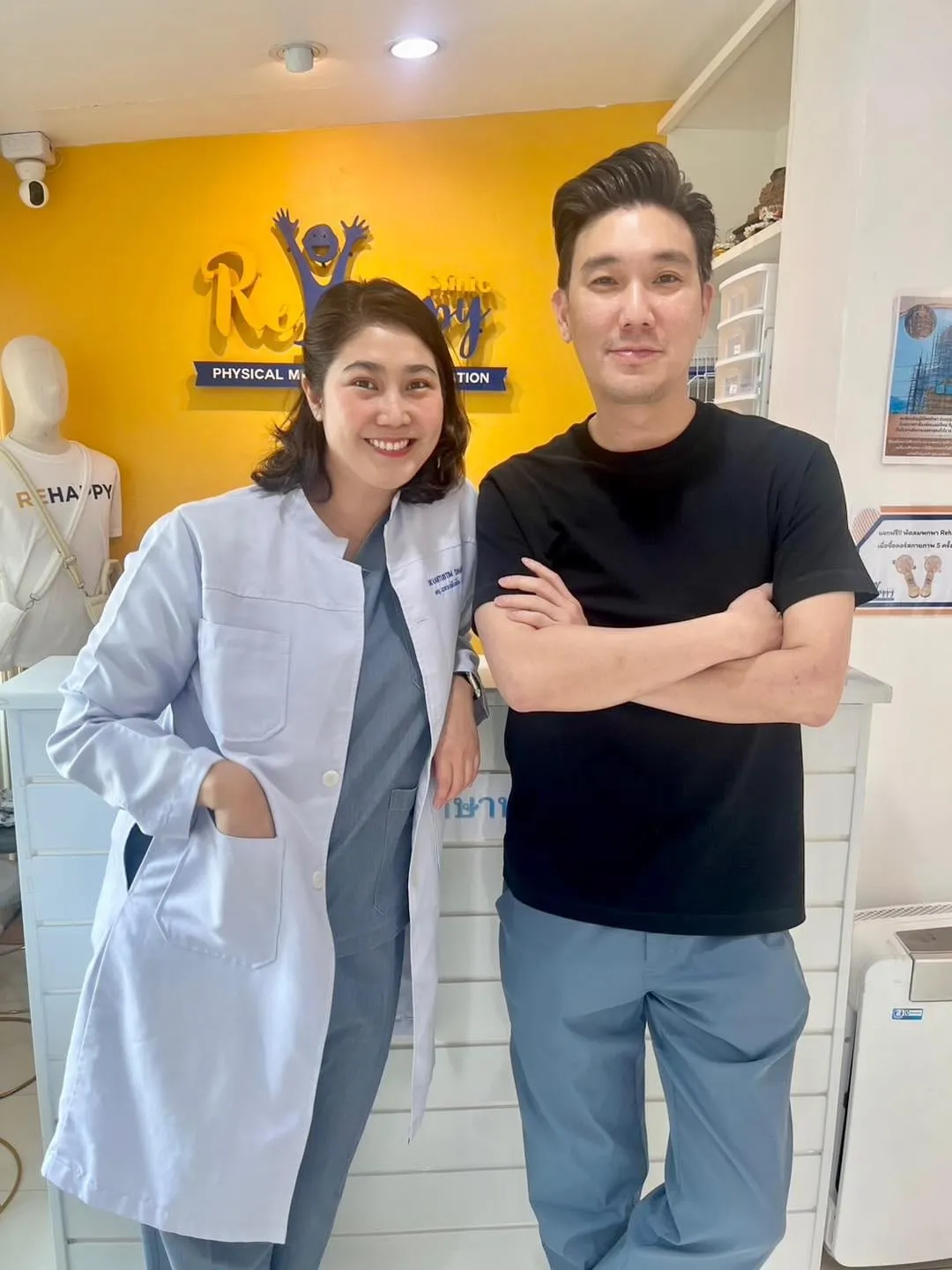 ผู้รับบริการกับทีมงาน ReHappy Clinic (รูปที่ 5)