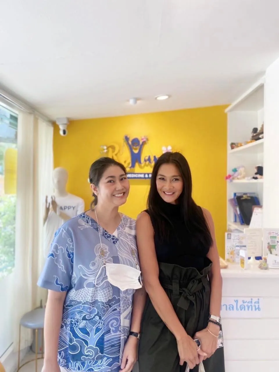 ผู้รับบริการกับทีมงาน ReHappy Clinic (รูปที่ 6)