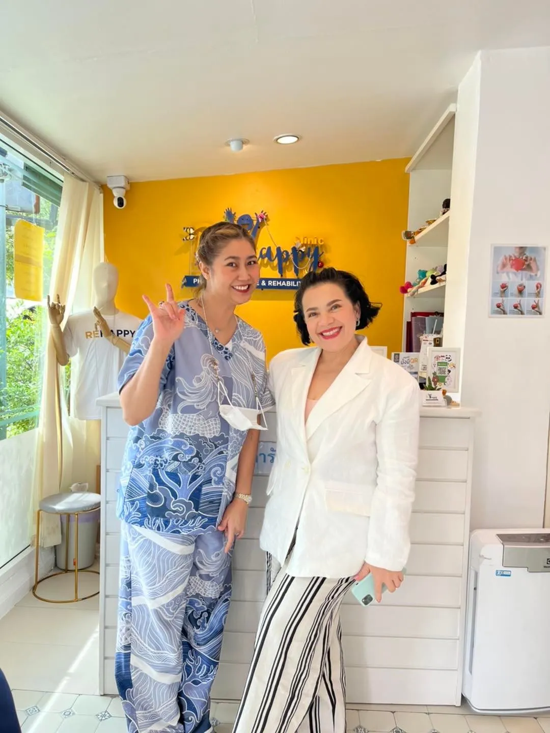 ผู้รับบริการกับทีมงาน ReHappy Clinic (รูปที่ 7)