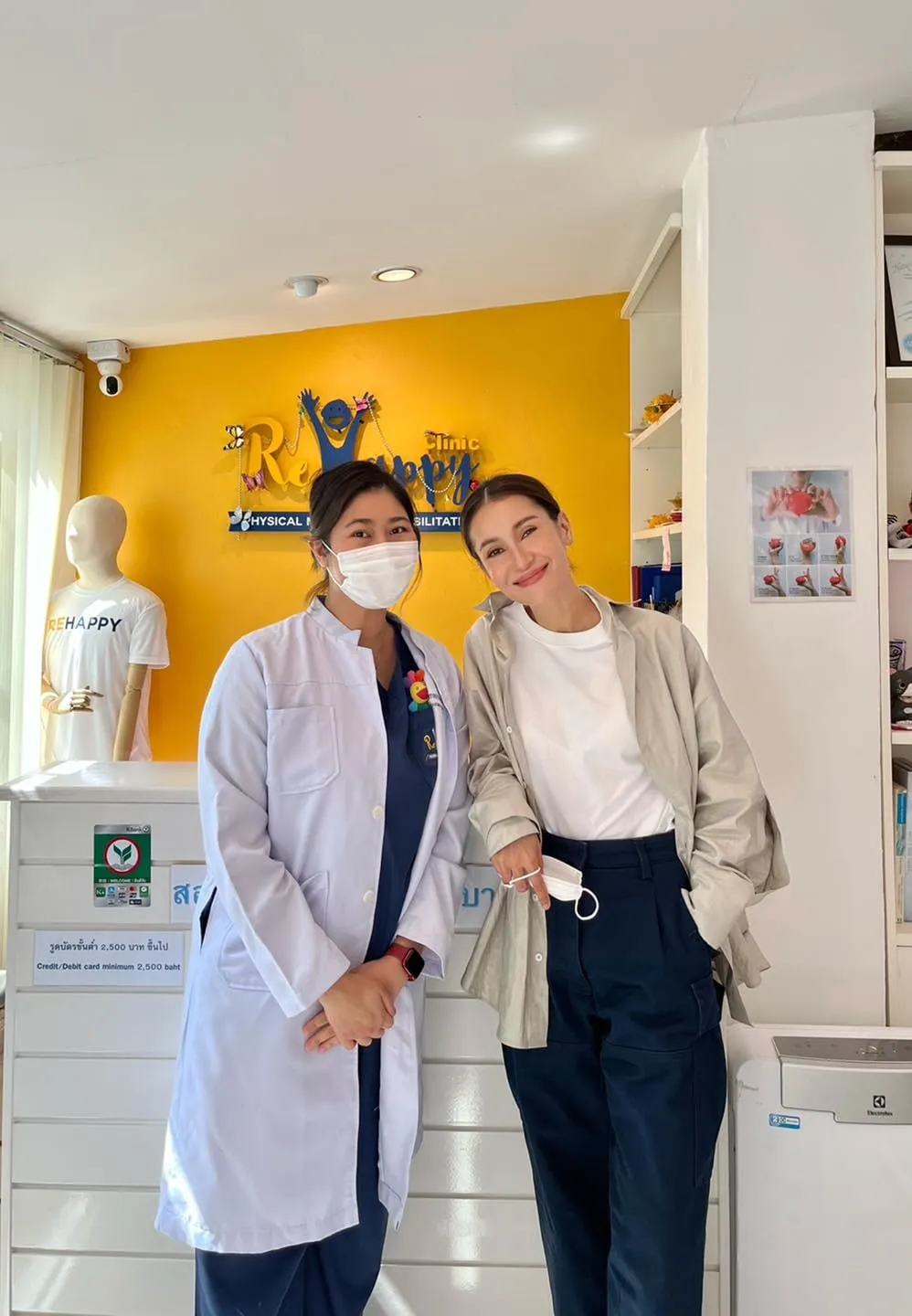 ผู้รับบริการกับทีมงาน ReHappy Clinic (รูปที่ 11)
