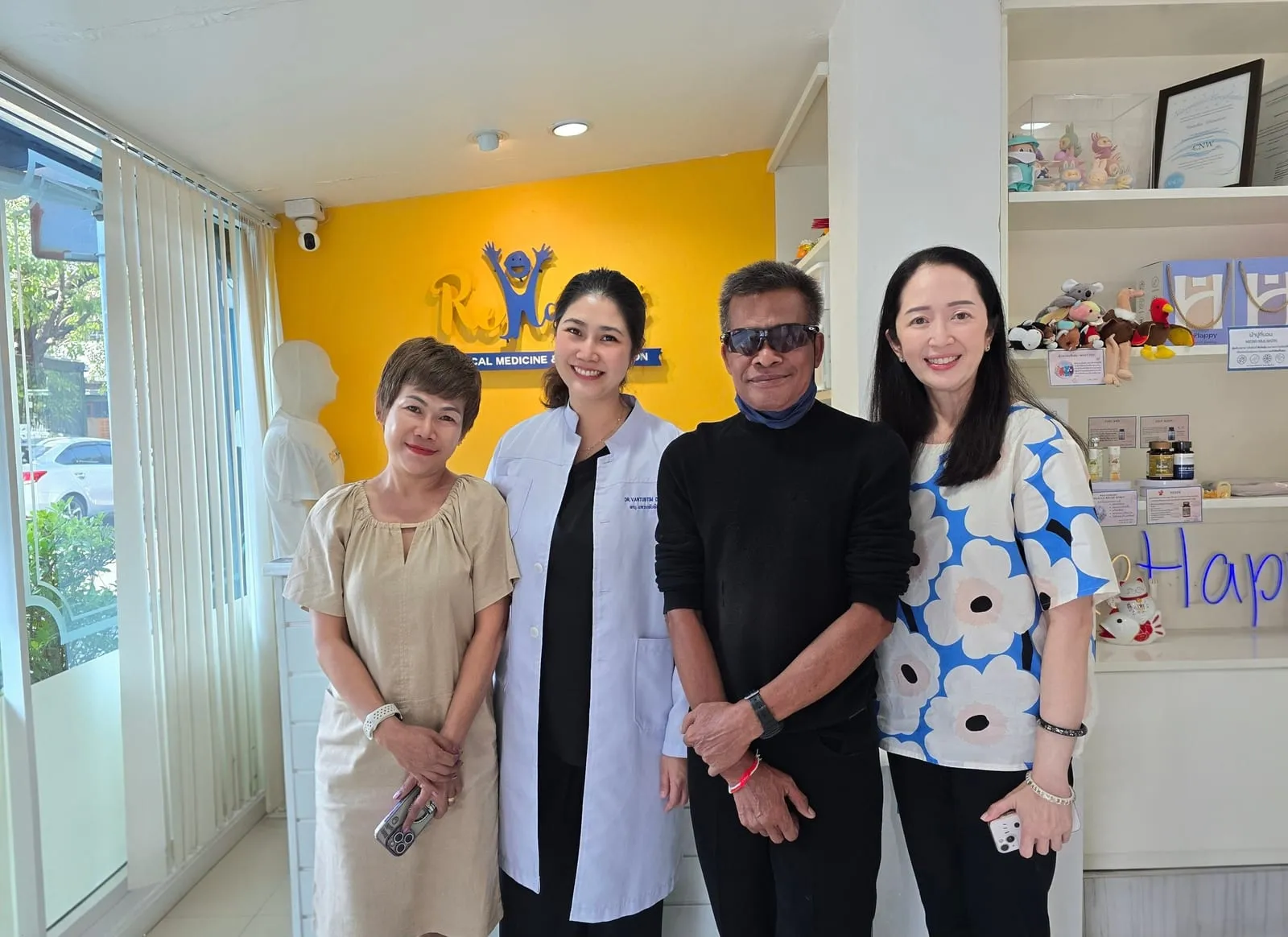 ผู้รับบริการกับทีมงาน ReHappy Clinic (รูปที่ 13)