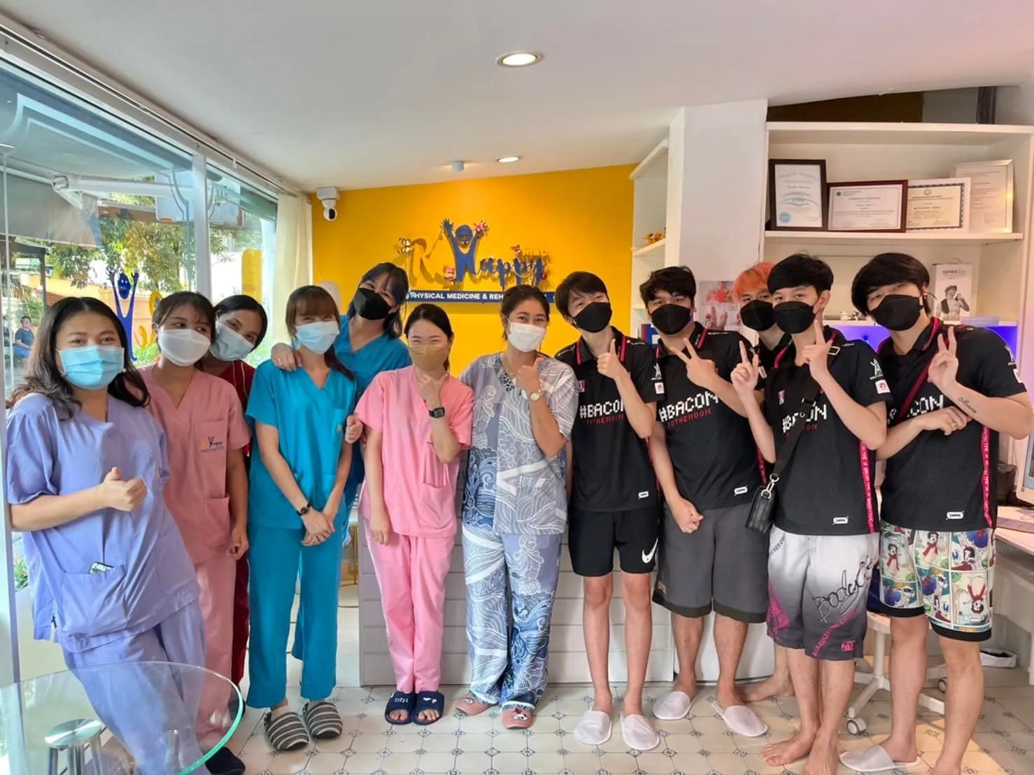 ผู้รับบริการกับทีมงาน ReHappy Clinic (รูปที่ 14)