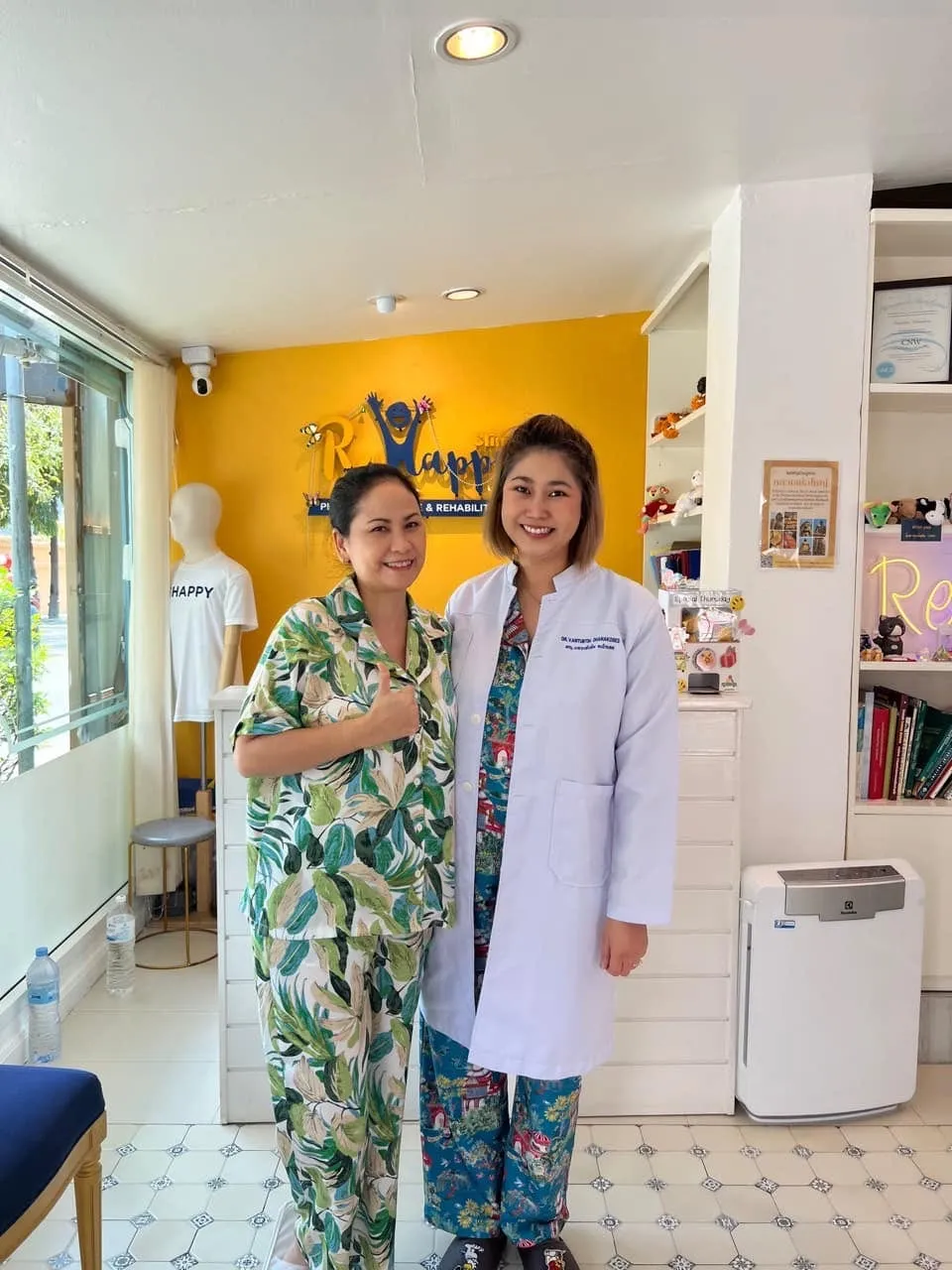 ผู้รับบริการกับทีมงาน ReHappy Clinic (รูปที่ 16)