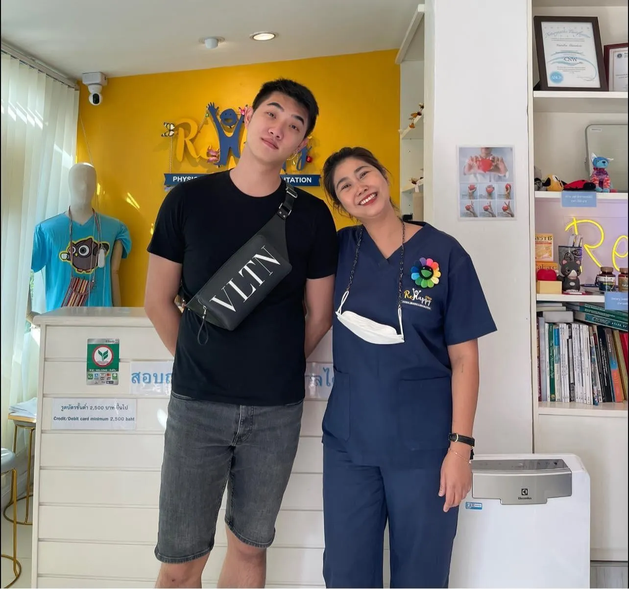 ผู้รับบริการกับทีมงาน ReHappy Clinic (รูปที่ 17)