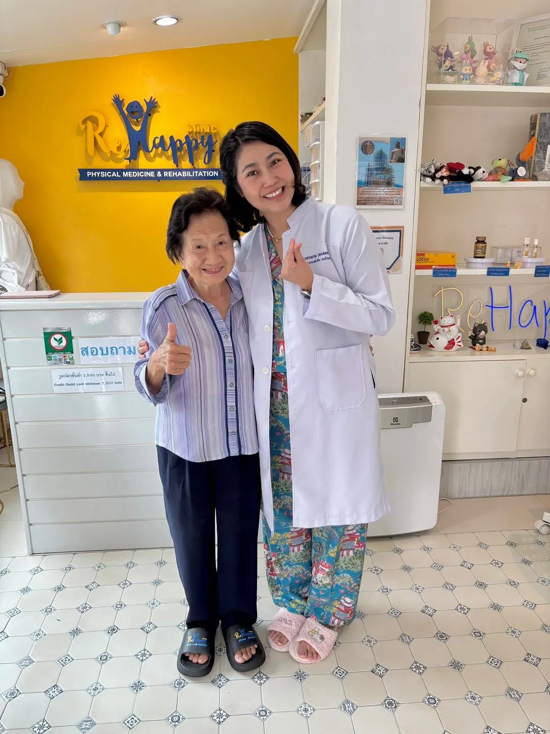 ผู้รับบริการกับทีมงาน ReHappy Clinic (รูปที่ 18)