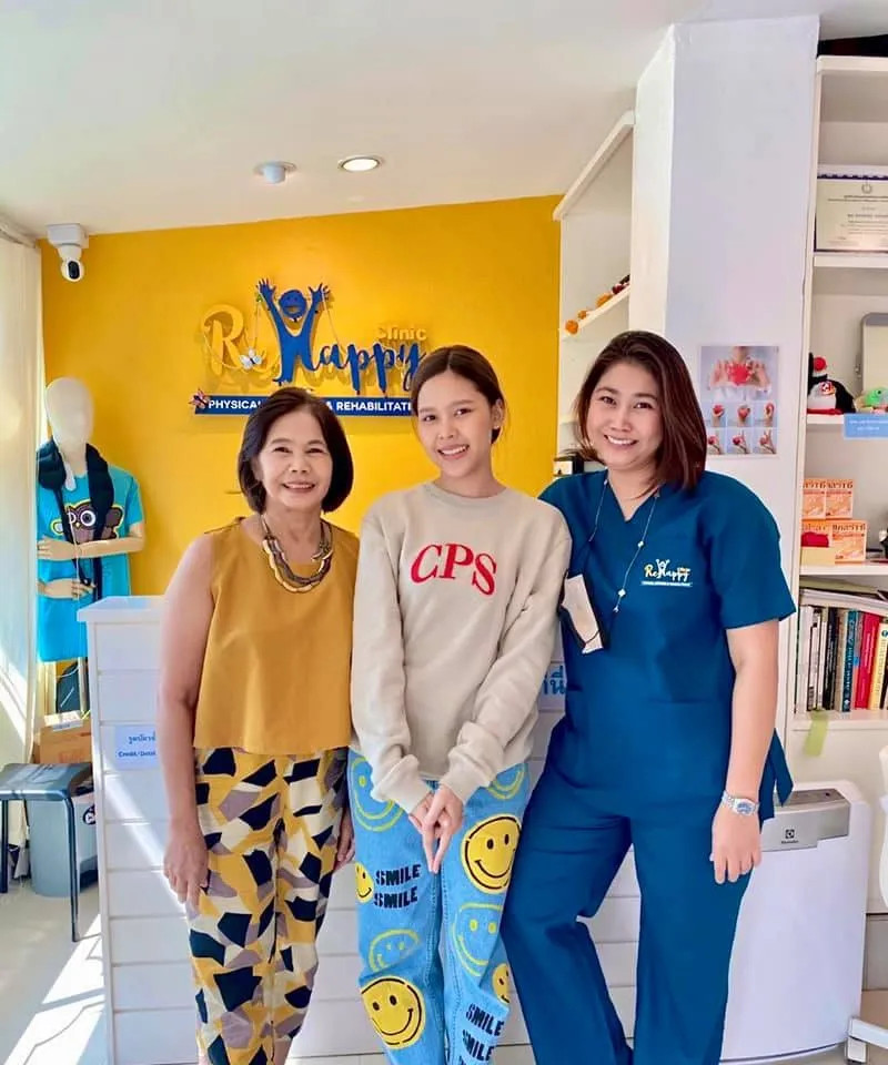 ผู้รับบริการกับทีมงาน ReHappy Clinic (รูปที่ 19)