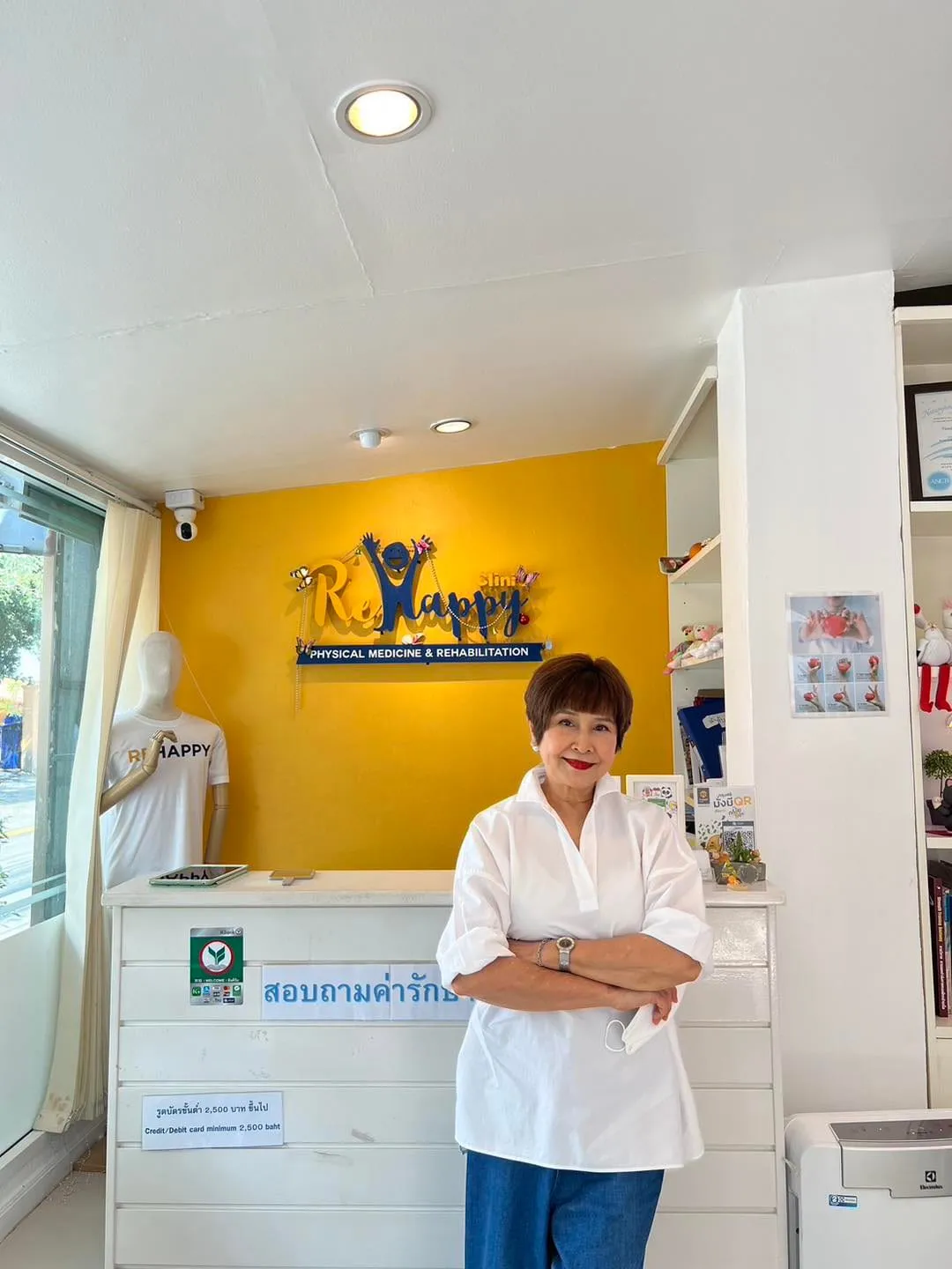 ผู้รับบริการกับทีมงาน ReHappy Clinic (รูปที่ 20)