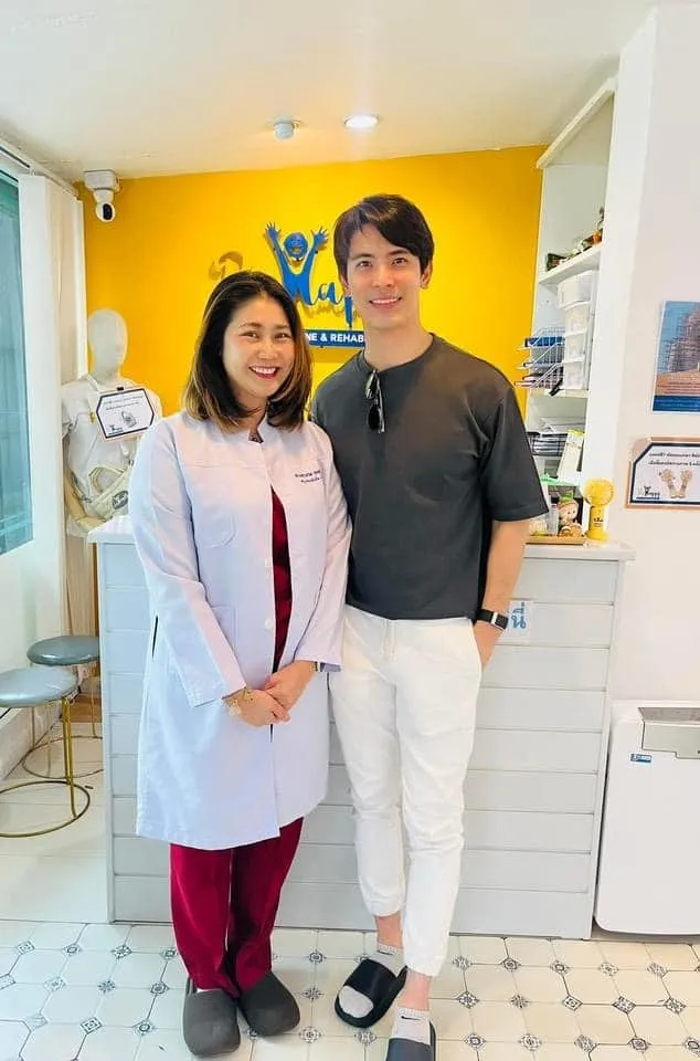 ผู้รับบริการกับทีมงาน ReHappy Clinic (รูปที่ 22)