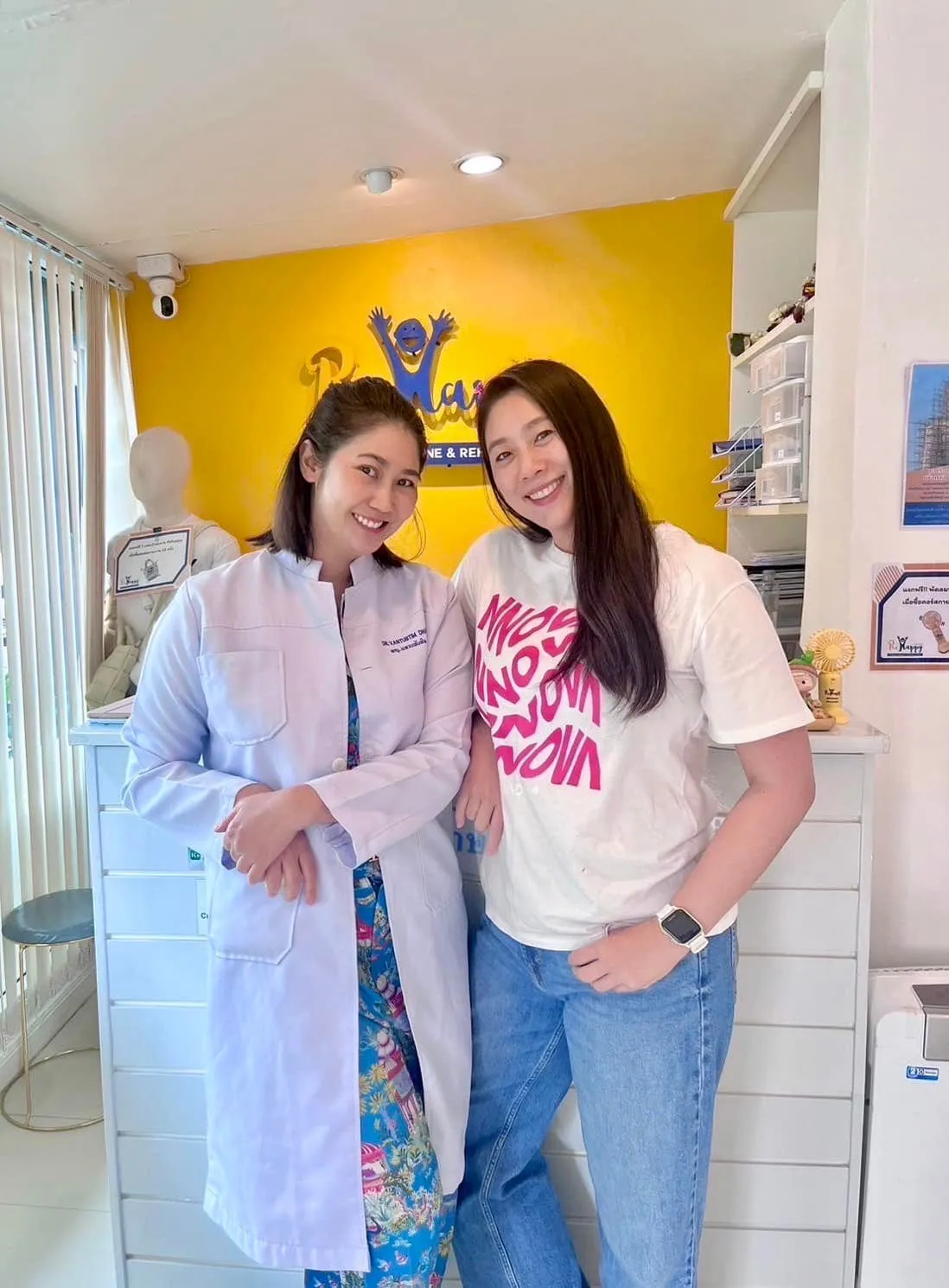 ผู้รับบริการกับทีมงาน ReHappy Clinic (รูปที่ 23)