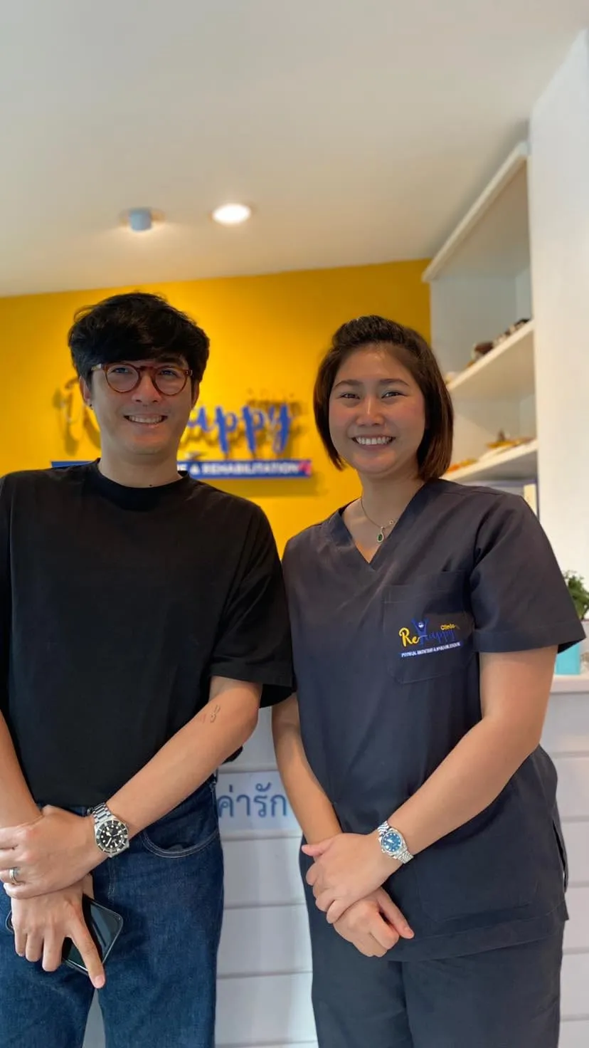 ผู้รับบริการกับทีมงาน ReHappy Clinic (รูปที่ 24)