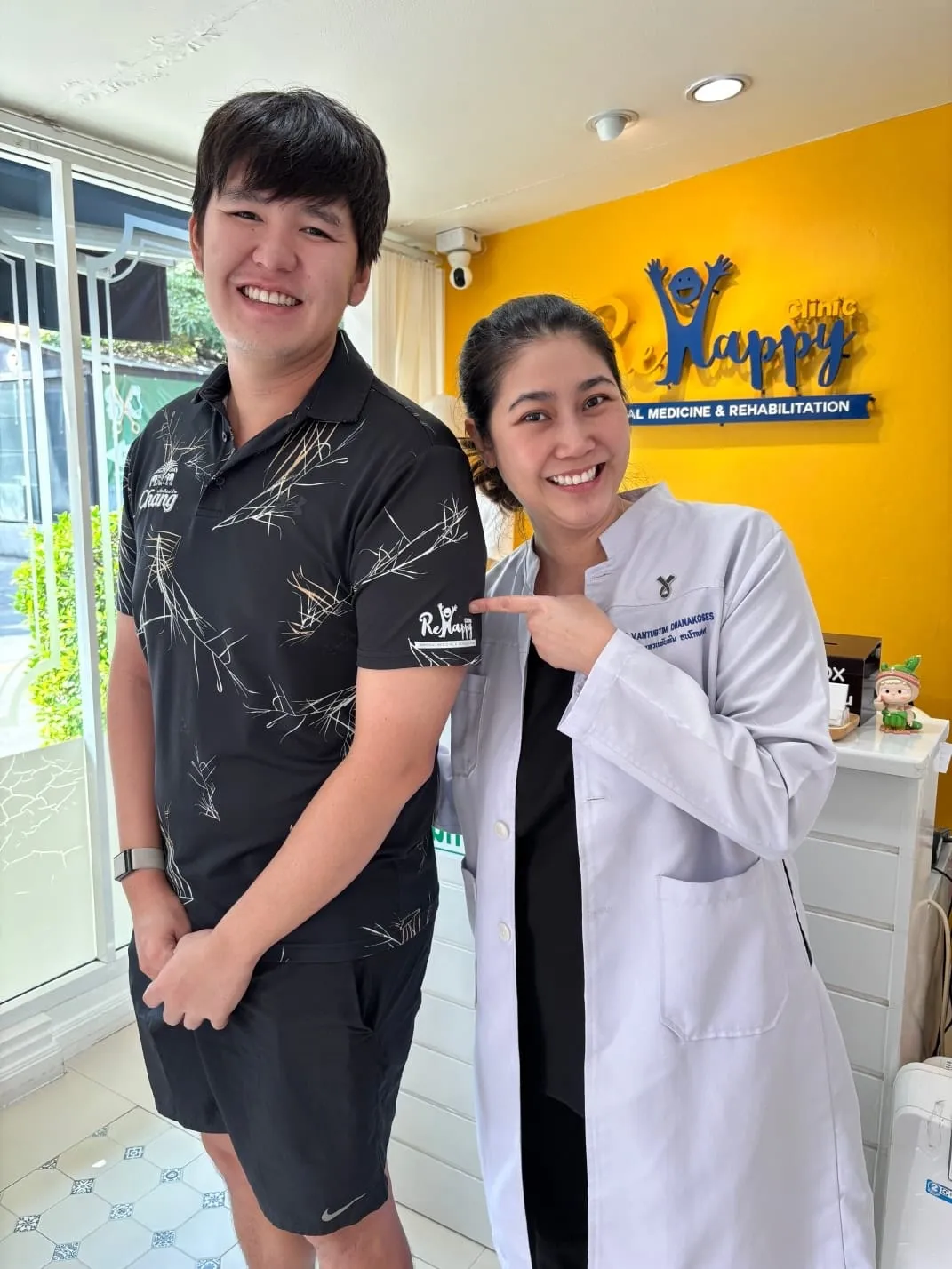 ผู้รับบริการกับทีมงาน ReHappy Clinic (รูปที่ 26)