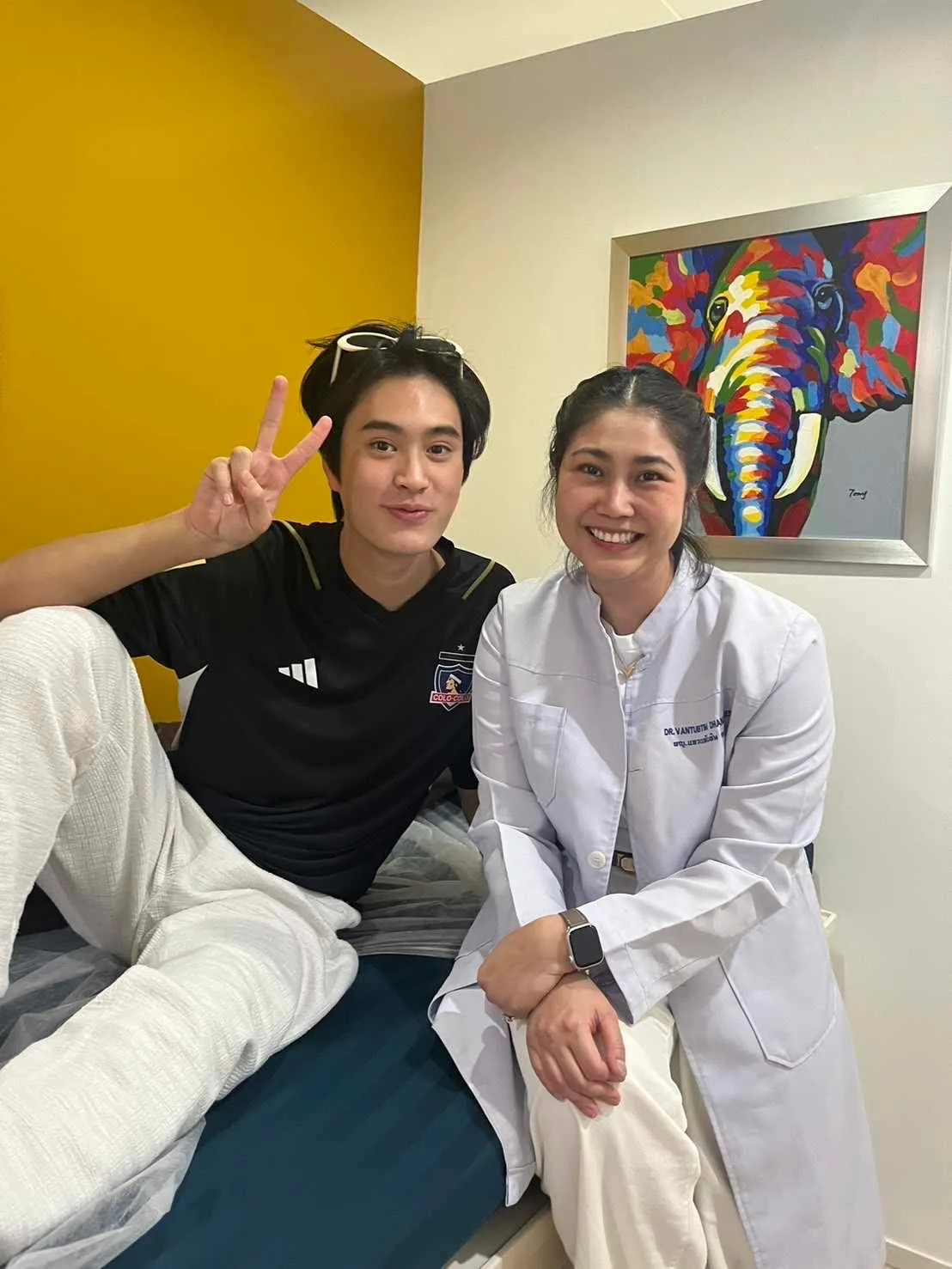 ผู้รับบริการกับทีมงาน ReHappy Clinic (รูปที่ 28)