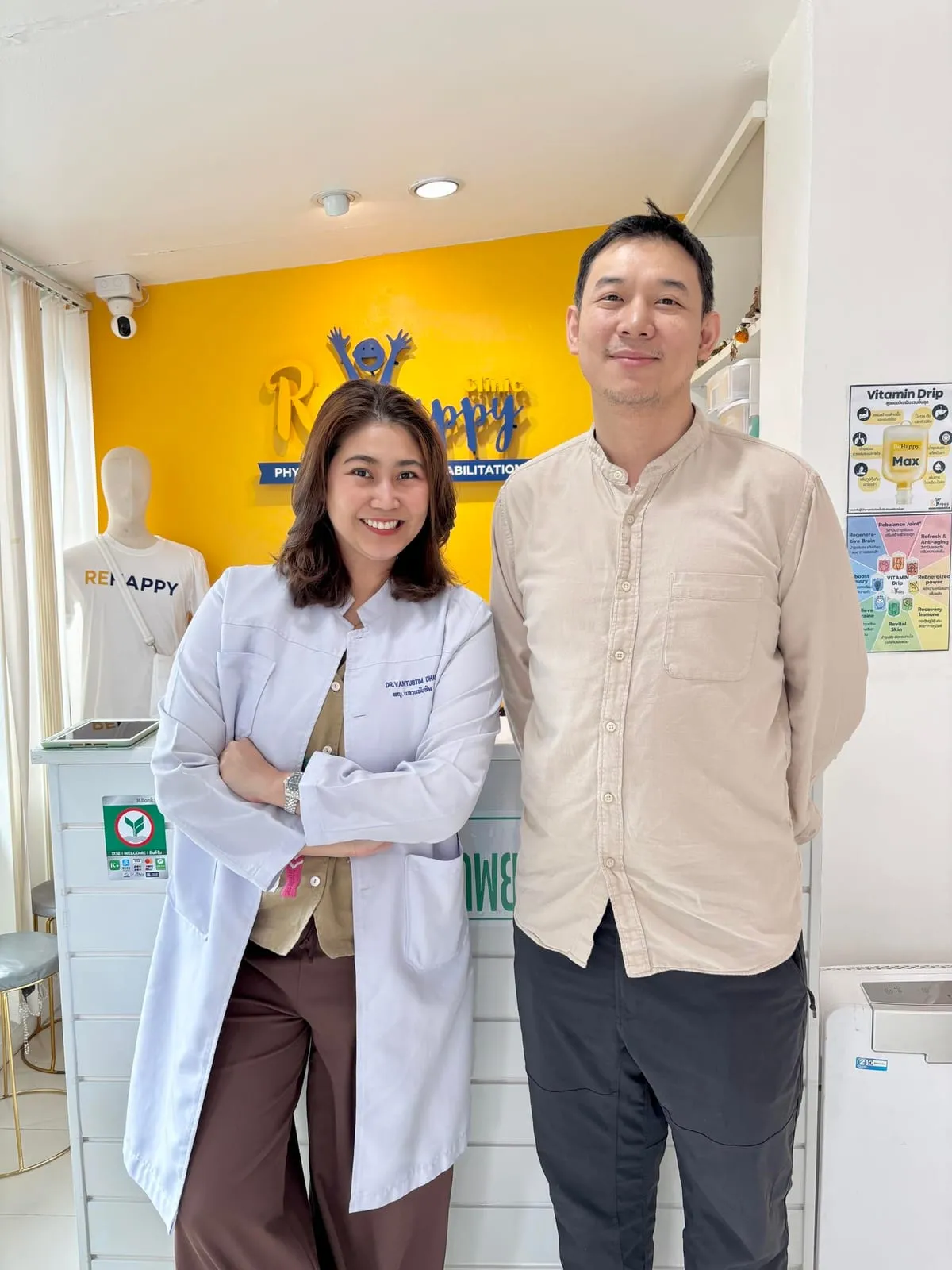 ผู้รับบริการกับทีมงาน ReHappy Clinic (รูปที่ 29)