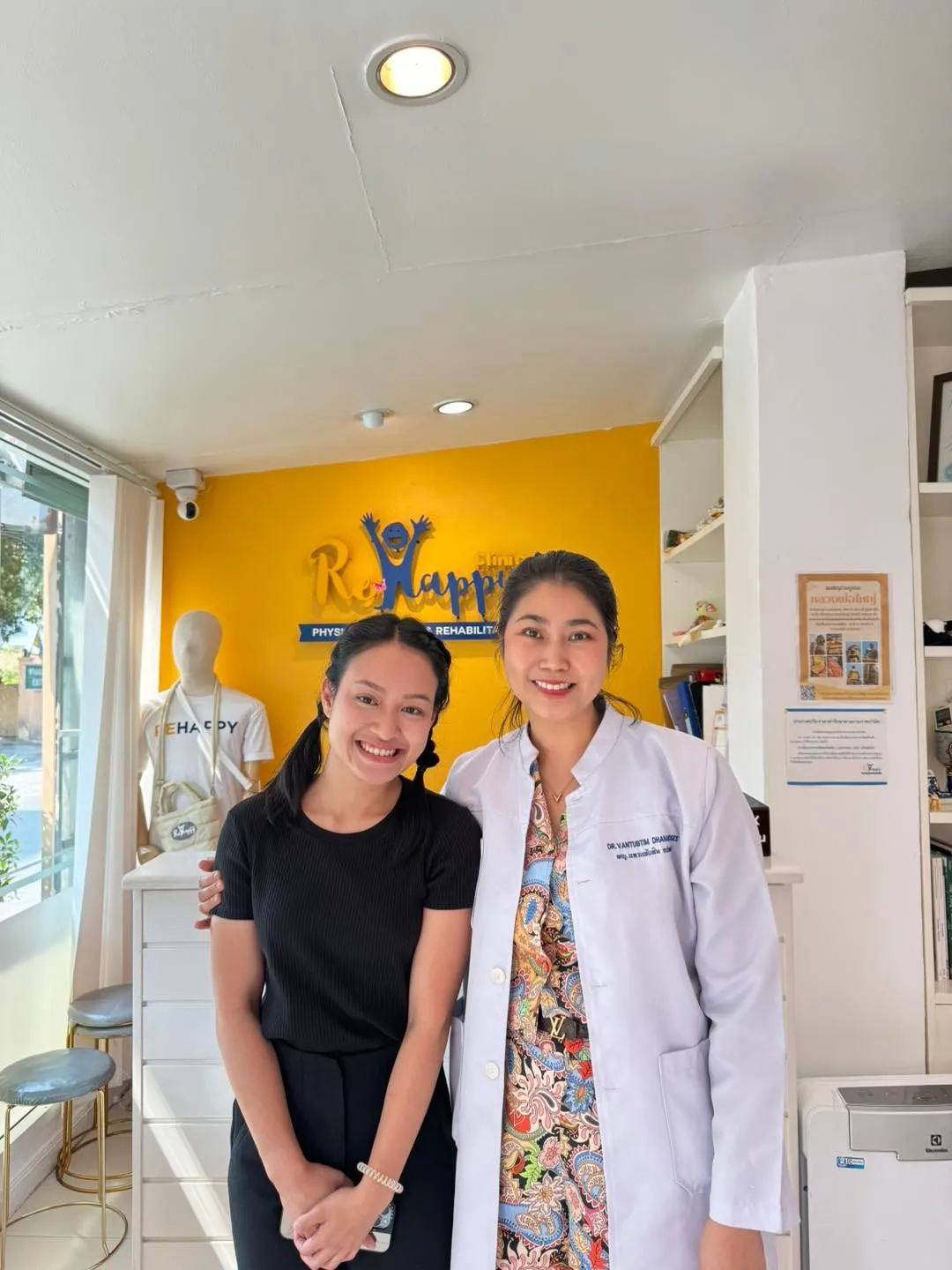 ผู้รับบริการกับทีมงาน ReHappy Clinic (รูปที่ 30)