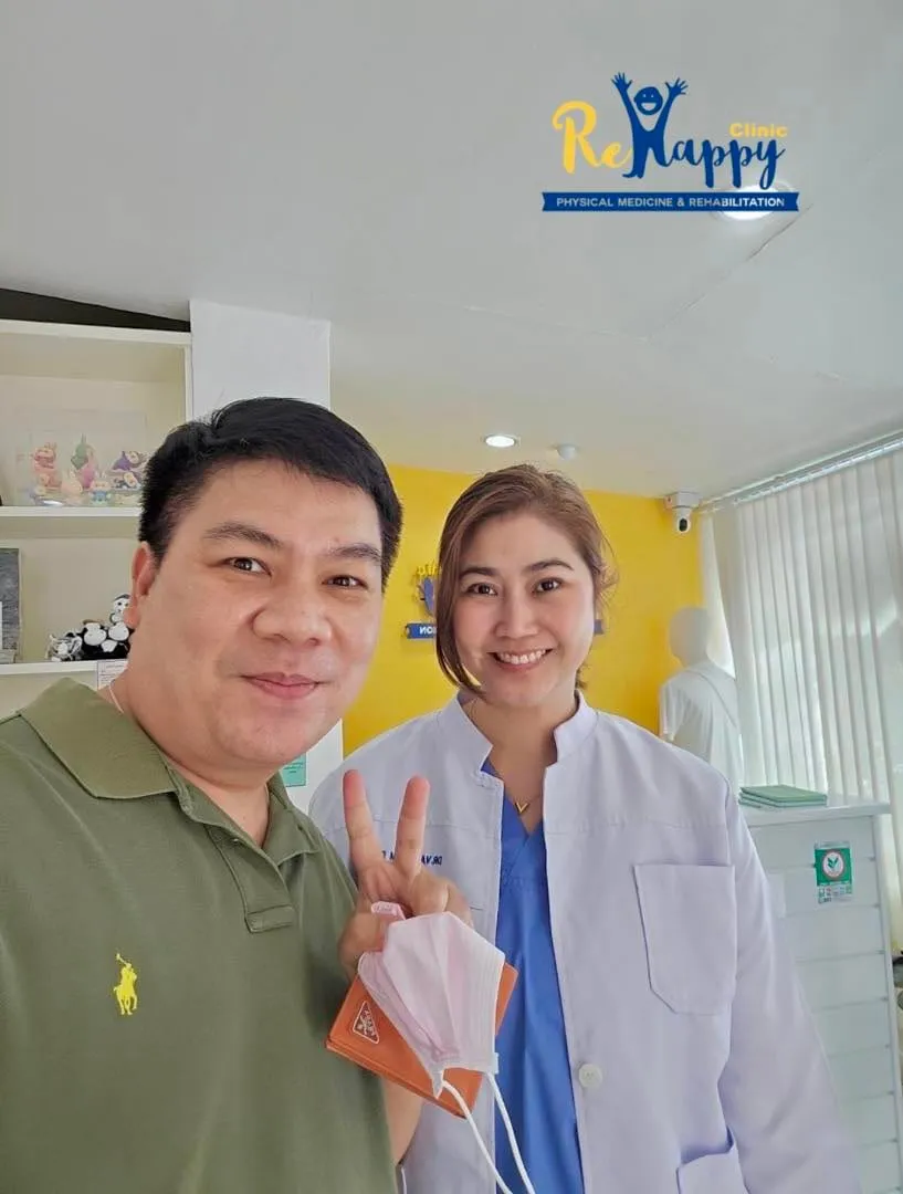ผู้รับบริการกับทีมงาน ReHappy Clinic (รูปที่ 32)