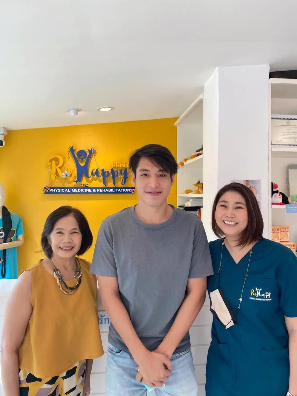 ผู้รับบริการกับทีมงาน ReHappy Clinic (รูปที่ 33)