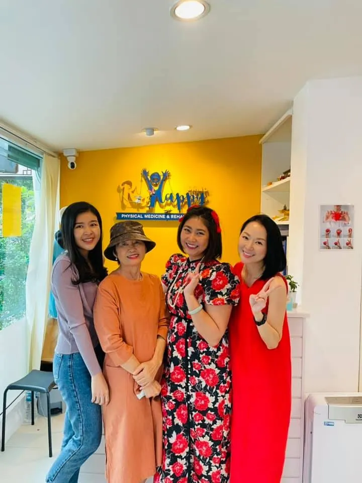 ผู้รับบริการกับทีมงาน ReHappy Clinic (รูปที่ 34)