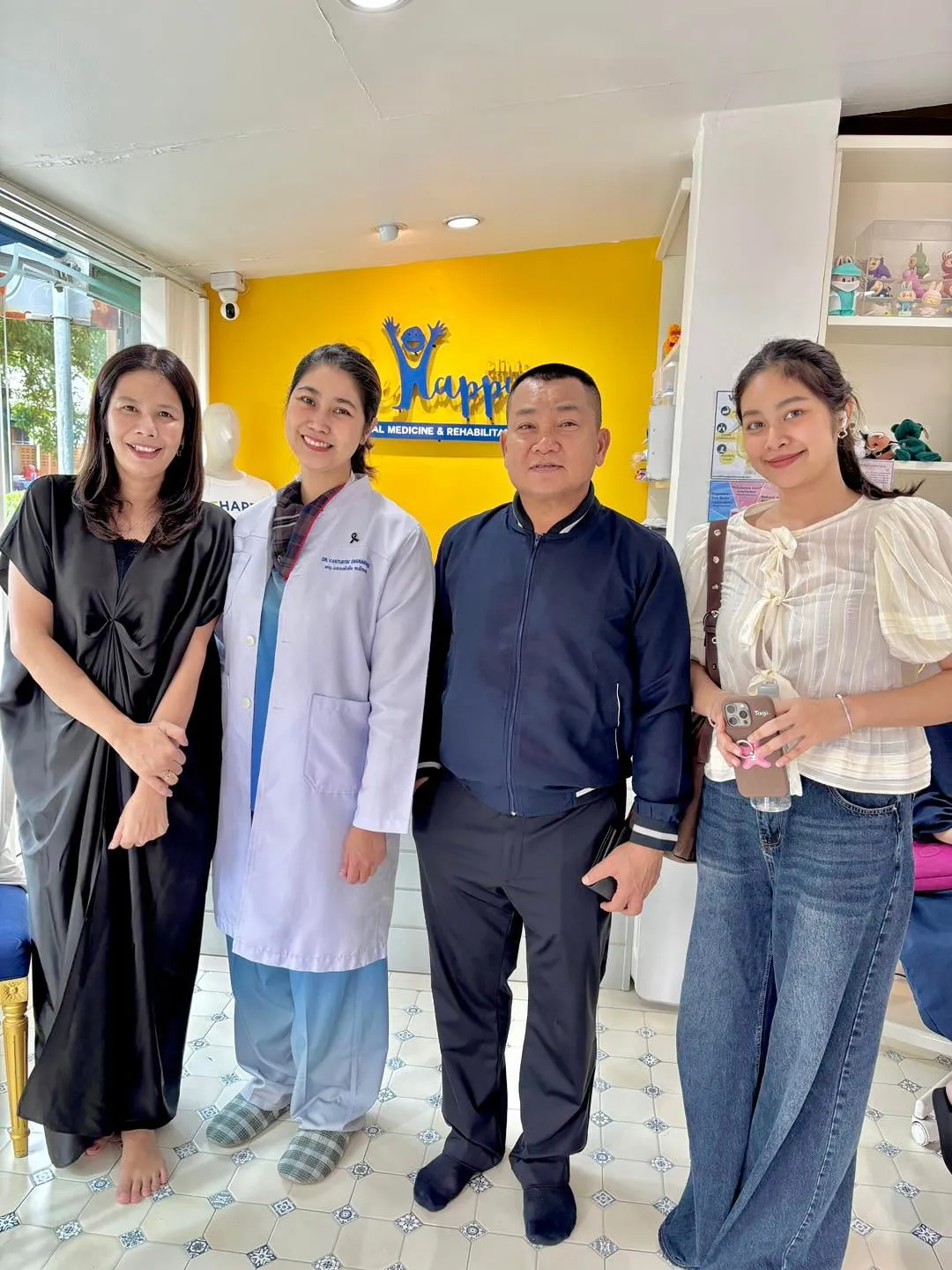 ผู้รับบริการกับทีมงาน ReHappy Clinic (รูปที่ 35)