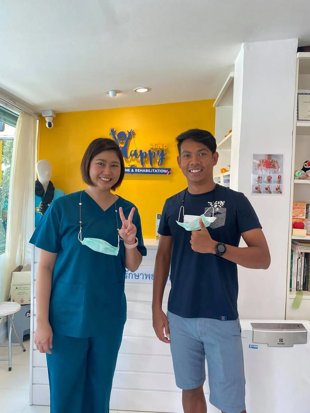 ผู้รับบริการกับทีมงาน ReHappy Clinic (รูปที่ 36)