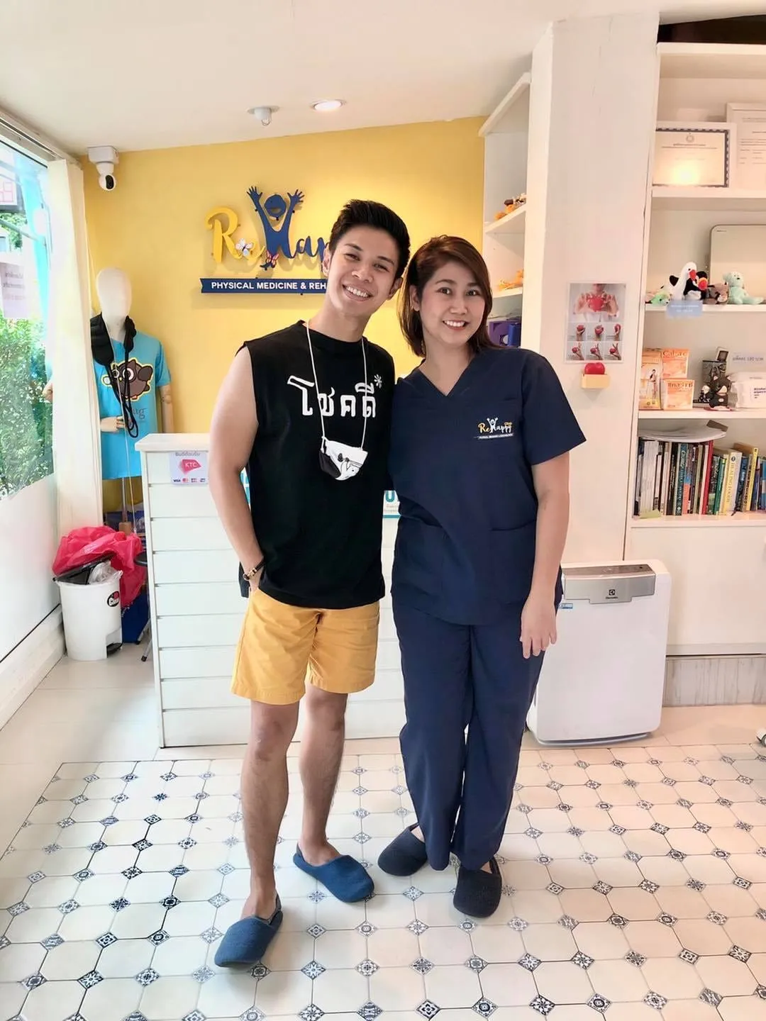 ผู้รับบริการกับทีมงาน ReHappy Clinic (รูปที่ 37)