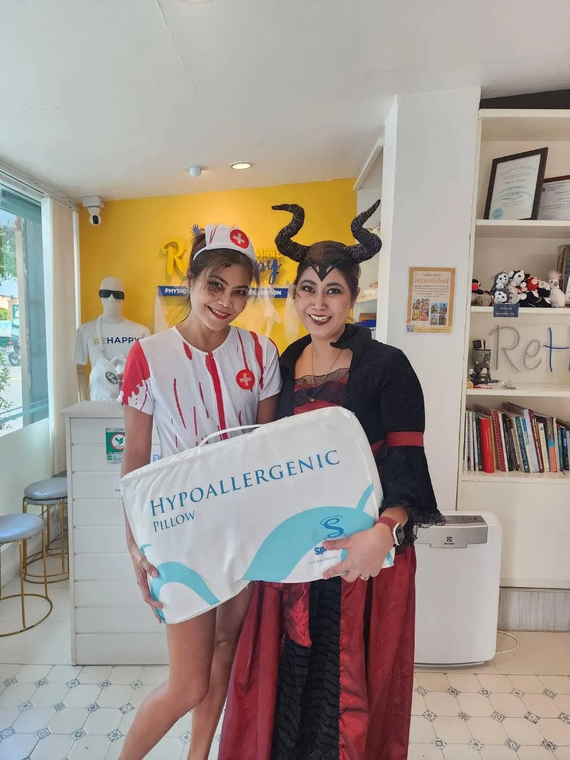 ผู้รับบริการกับทีมงาน ReHappy Clinic (รูปที่ 38)