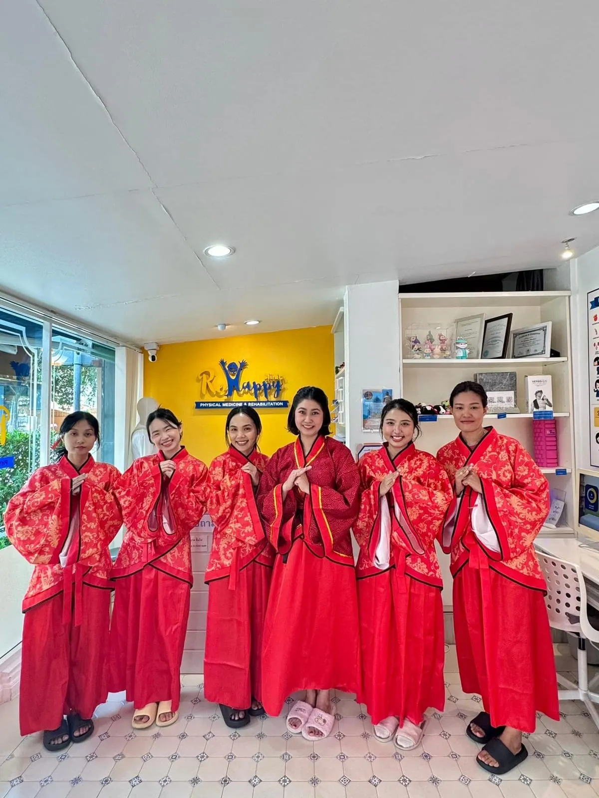ผู้รับบริการกับทีมงาน ReHappy Clinic (รูปที่ 41)