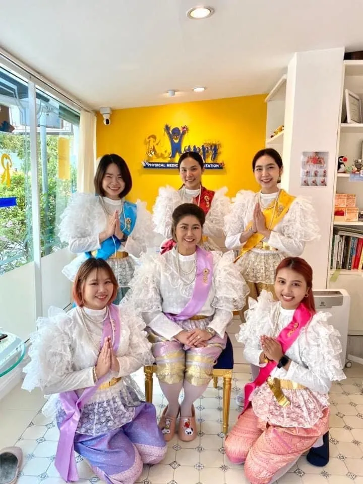ผู้รับบริการกับทีมงาน ReHappy Clinic (รูปที่ 42)